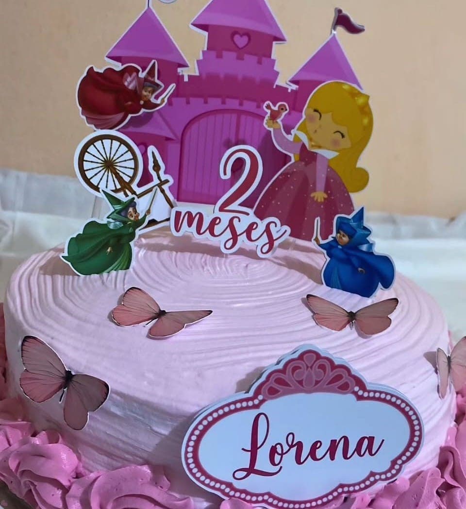 Bolo de mesversário decorado com tema de princesa da Sant'Anna