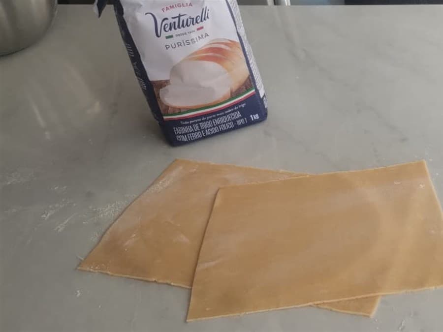 Massa de lasanha: Folhas de massa fresca de ovos, abertas na espessura certa para você montar a sua lasanha em casa.