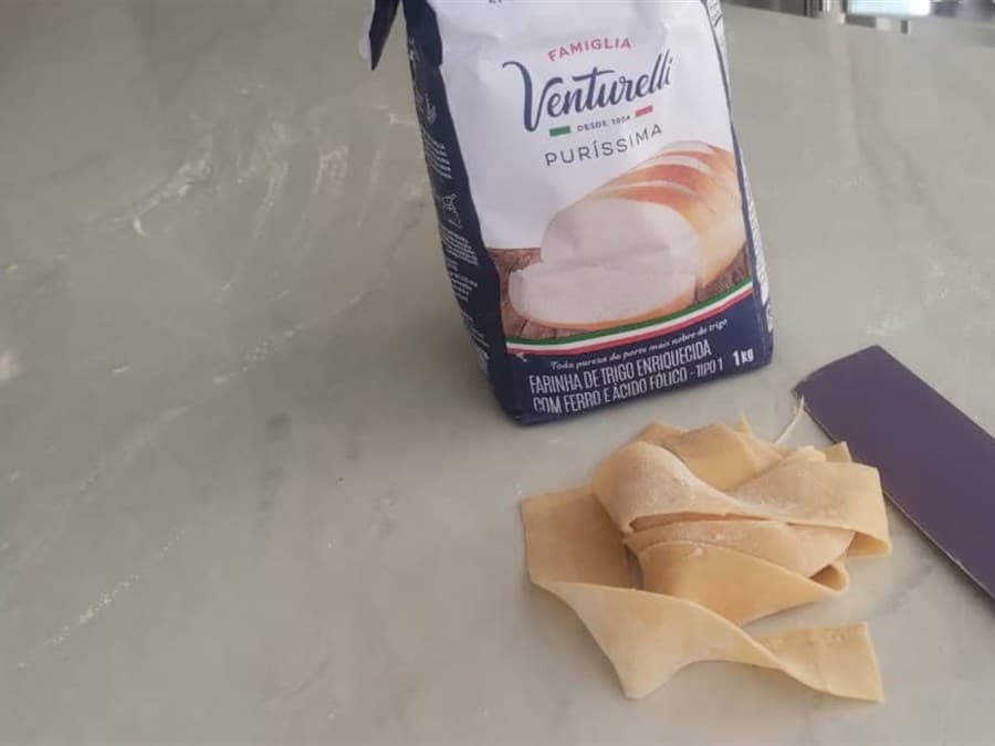 Pappardelle: A fita larga da tradição italiana, feita com a mesma massa de ovos. Pede molho encorpado, daqueles de almoço de domingo.